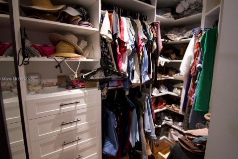 House in Miami, Florida 4 bedrooms, 207.26 sq.m. № 1954147 - photo 17