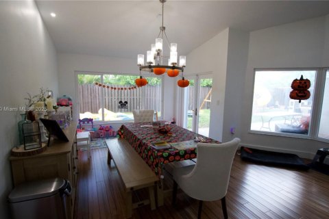 House in Miami, Florida 4 bedrooms, 207.26 sq.m. № 1954147 - photo 9