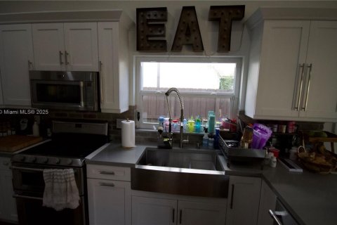 House in Miami, Florida 4 bedrooms, 207.26 sq.m. № 1954147 - photo 13