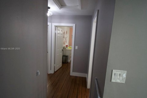 House in Miami, Florida 4 bedrooms, 207.26 sq.m. № 1954147 - photo 21