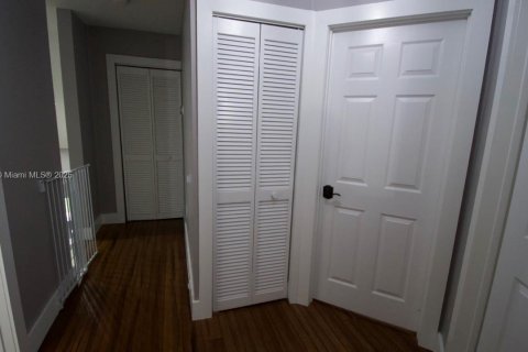 House in Miami, Florida 4 bedrooms, 207.26 sq.m. № 1954147 - photo 20