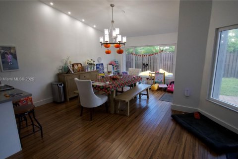 House in Miami, Florida 4 bedrooms, 207.26 sq.m. № 1954147 - photo 8