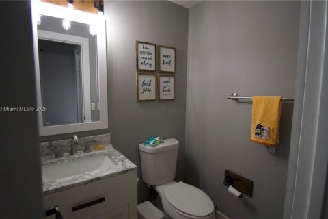 House in Miami, Florida 4 bedrooms, 207.26 sq.m. № 1954147 - photo 7