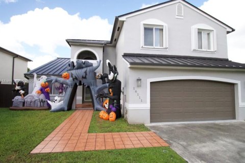 House in Miami, Florida 4 bedrooms, 207.26 sq.m. № 1954147 - photo 2