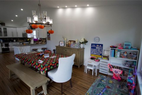 House in Miami, Florida 4 bedrooms, 207.26 sq.m. № 1954147 - photo 10