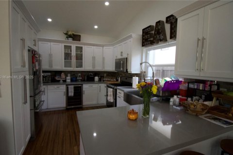 House in Miami, Florida 4 bedrooms, 207.26 sq.m. № 1954147 - photo 11