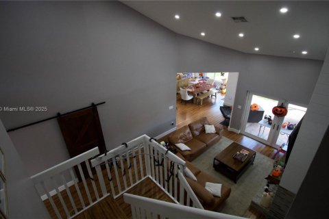 House in Miami, Florida 4 bedrooms, 207.26 sq.m. № 1954147 - photo 5