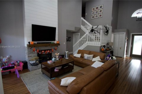 House in Miami, Florida 4 bedrooms, 207.26 sq.m. № 1954147 - photo 3