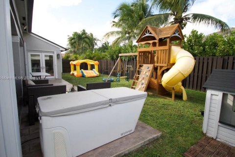 House in Miami, Florida 4 bedrooms, 207.26 sq.m. № 1954147 - photo 29