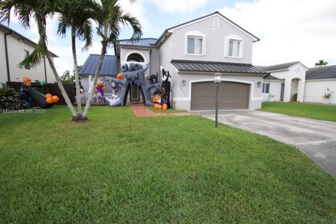 House in Miami, Florida 4 bedrooms, 207.26 sq.m. № 1954147 - photo 1