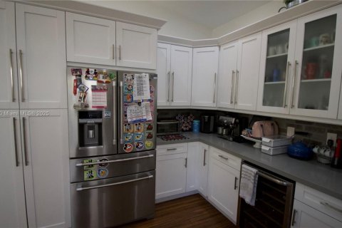 House in Miami, Florida 4 bedrooms, 207.26 sq.m. № 1954147 - photo 12