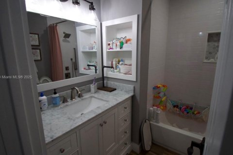 House in Miami, Florida 4 bedrooms, 207.26 sq.m. № 1954147 - photo 22