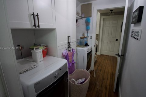 House in Miami, Florida 4 bedrooms, 207.26 sq.m. № 1954147 - photo 19