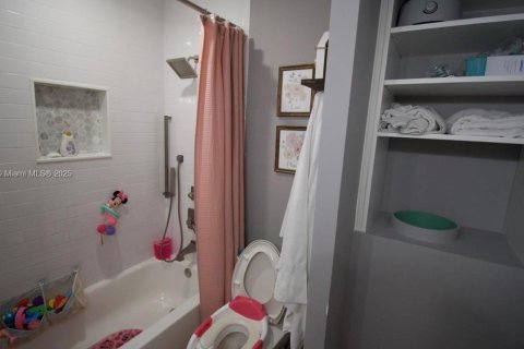 House in Miami, Florida 4 bedrooms, 207.26 sq.m. № 1954147 - photo 23