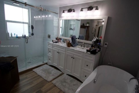 House in Miami, Florida 4 bedrooms, 207.26 sq.m. № 1954147 - photo 18