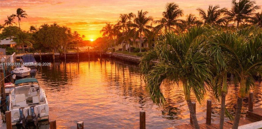 Кондоминиум с 1 спальней в Помпано-Бич, Флорида № 2023360