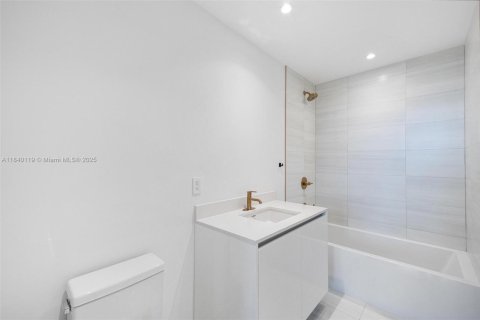 Condo in Miami, Florida, 2 bedrooms  № 1940257 - photo 15