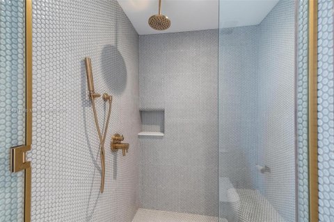 Condo in Miami, Florida, 2 bedrooms  № 1940257 - photo 12