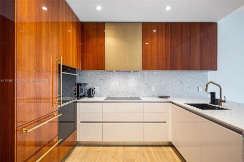 Condo in Miami, Florida, 2 bedrooms  № 1940257 - photo 3