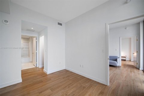 Condo in Miami, Florida, 2 bedrooms  № 1940257 - photo 14