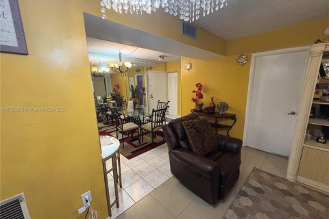 Condominio en venta en Lauderhill, Florida, 2 dormitorios, 90.3 m2 № 1939348 - foto 11