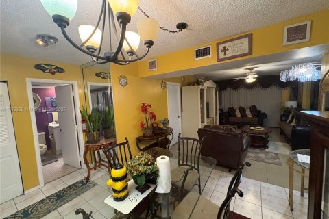 Condominio en venta en Lauderhill, Florida, 2 dormitorios, 90.3 m2 № 1939348 - foto 10
