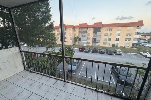 Condominio en venta en Lauderhill, Florida, 2 dormitorios, 90.3 m2 № 1939348 - foto 2
