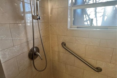 Condo in Hialeah, Florida, 2 bedrooms  № 1788747 - photo 10
