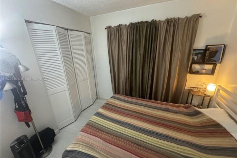 Condo in Hialeah, Florida, 2 bedrooms  № 1788747 - photo 12