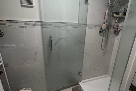 Condo in Hialeah, Florida, 2 bedrooms  № 1788747 - photo 5