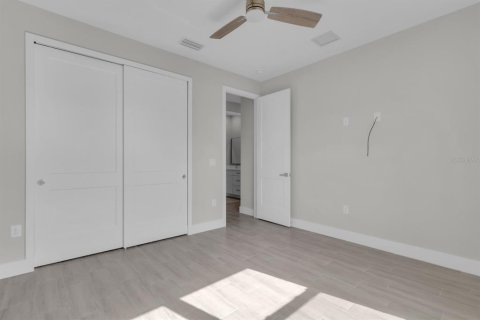 House in Palm Bay, Florida 3 bedrooms, 204.38 sq.m. № 2231493 - photo 18