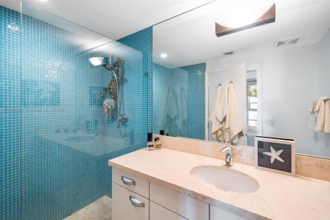 Condo in Miami Beach, Florida, 2 bedrooms  № 1974195 - photo 24