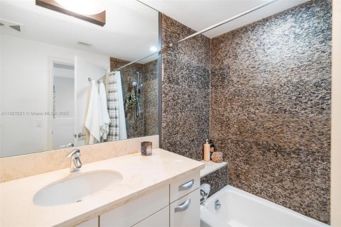 Condo in Miami Beach, Florida, 2 bedrooms  № 1974195 - photo 26