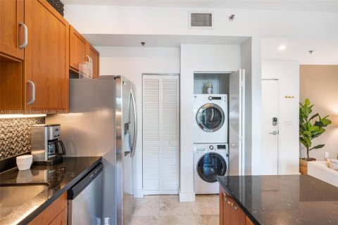 Condo in Miami Beach, Florida, 2 bedrooms  № 1974195 - photo 15