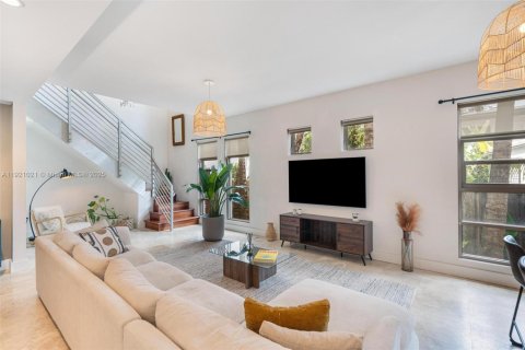 Condo in Miami Beach, Florida, 2 bedrooms  № 1974195 - photo 5
