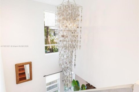 Condo in Miami Beach, Florida, 2 bedrooms  № 1974195 - photo 20