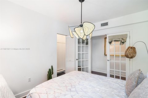 Condo in Miami Beach, Florida, 2 bedrooms  № 1974195 - photo 27
