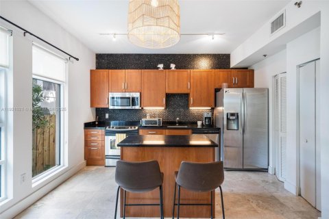 Condo in Miami Beach, Florida, 2 bedrooms  № 1974195 - photo 17