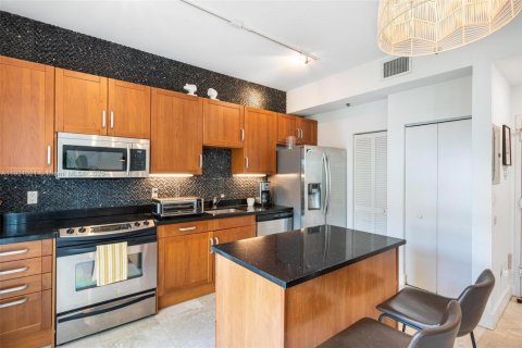 Condo in Miami Beach, Florida, 2 bedrooms  № 1974195 - photo 10