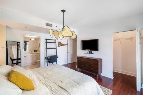 Condo in Miami Beach, Florida, 2 bedrooms  № 1974195 - photo 23