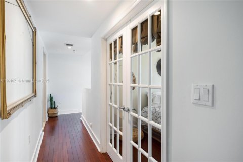 Condo in Miami Beach, Florida, 2 bedrooms  № 1974195 - photo 13