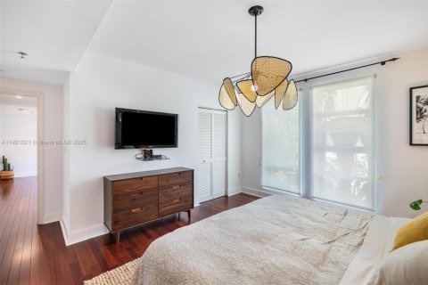 Condo in Miami Beach, Florida, 2 bedrooms  № 1974195 - photo 18