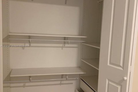 Снять в аренду виллу или дом в Майами, Флорида 4 спальни, 185.8м2, № 1973878 - фото 8