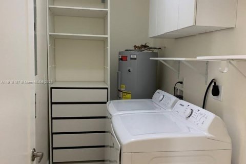 Снять в аренду виллу или дом в Майами, Флорида 4 спальни, 185.8м2, № 1973878 - фото 4