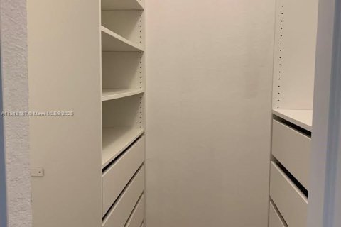 Снять в аренду виллу или дом в Майами, Флорида 4 спальни, 185.8м2, № 1973878 - фото 5