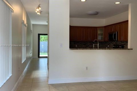 Снять в аренду виллу или дом в Майами, Флорида 4 спальни, 185.8м2, № 1973878 - фото 1