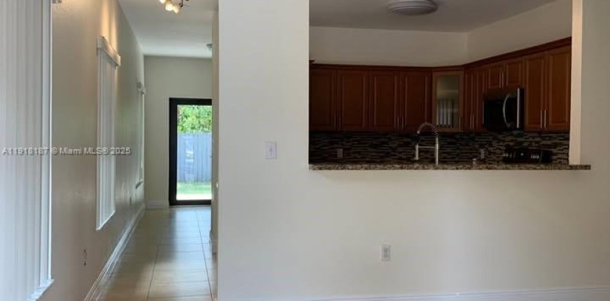 Дом в Майами, Флорида 4 спальни, 185.8м2 № 1973878