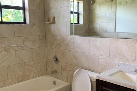 Снять в аренду виллу или дом в Майами, Флорида 4 спальни, 185.8м2, № 1973878 - фото 2