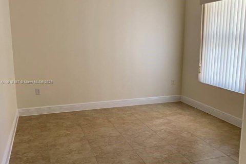 Снять в аренду виллу или дом в Майами, Флорида 4 спальни, 185.8м2, № 1973878 - фото 9