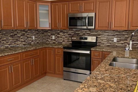 Снять в аренду виллу или дом в Майами, Флорида 4 спальни, 185.8м2, № 1973878 - фото 10